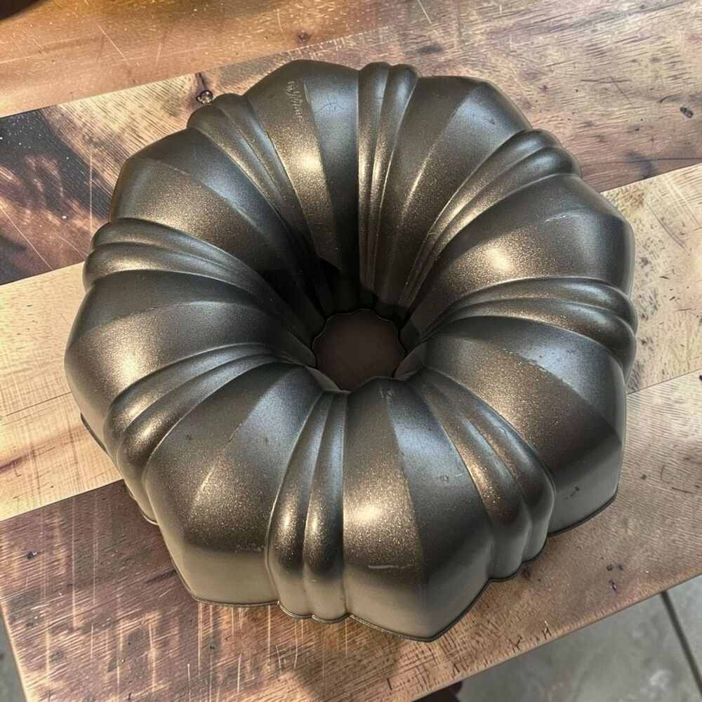 Wilton Fluted Bundt Cake Pan Nonstick Sculpted Swirl Tube Pan